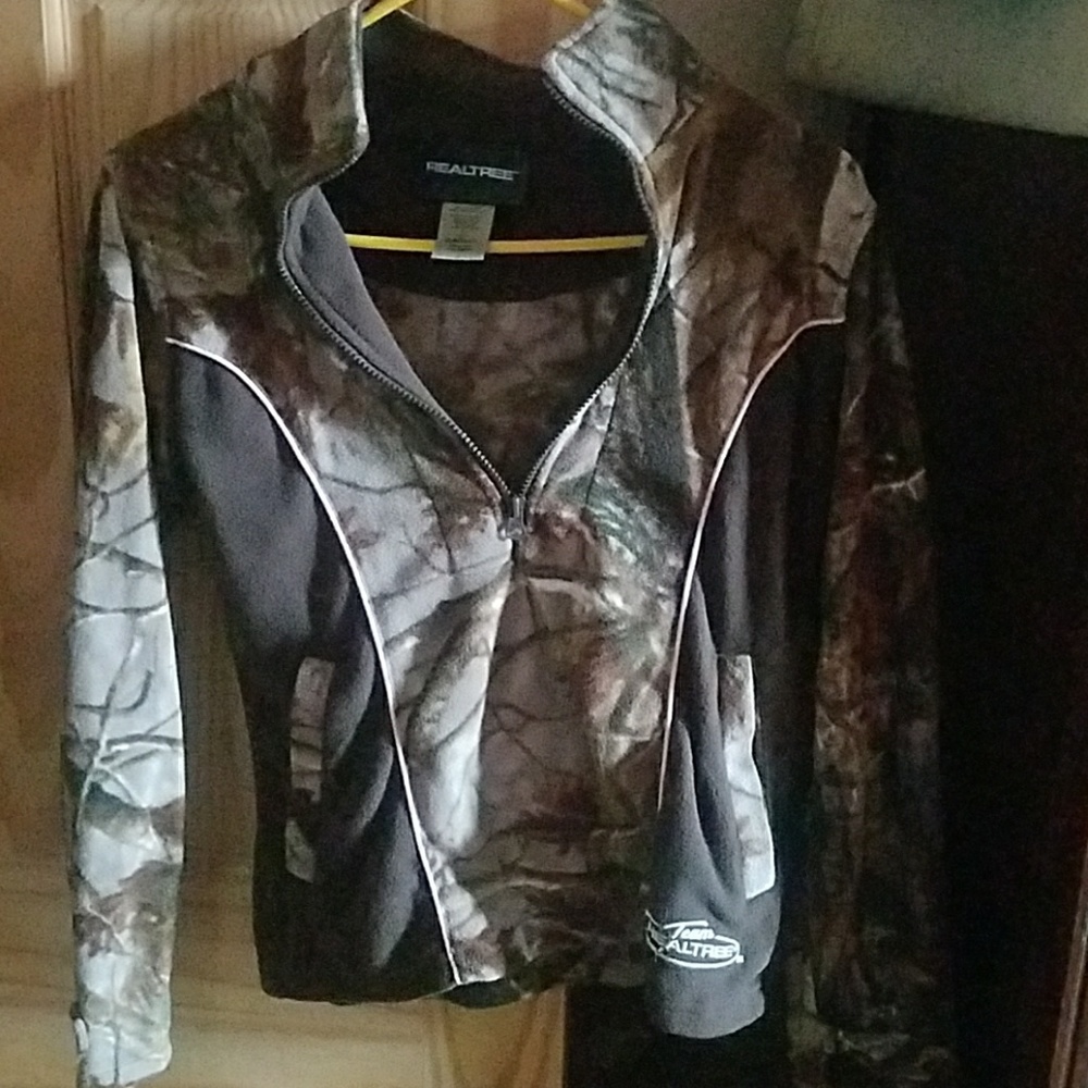 Real tree  2 pocket half zip pull over